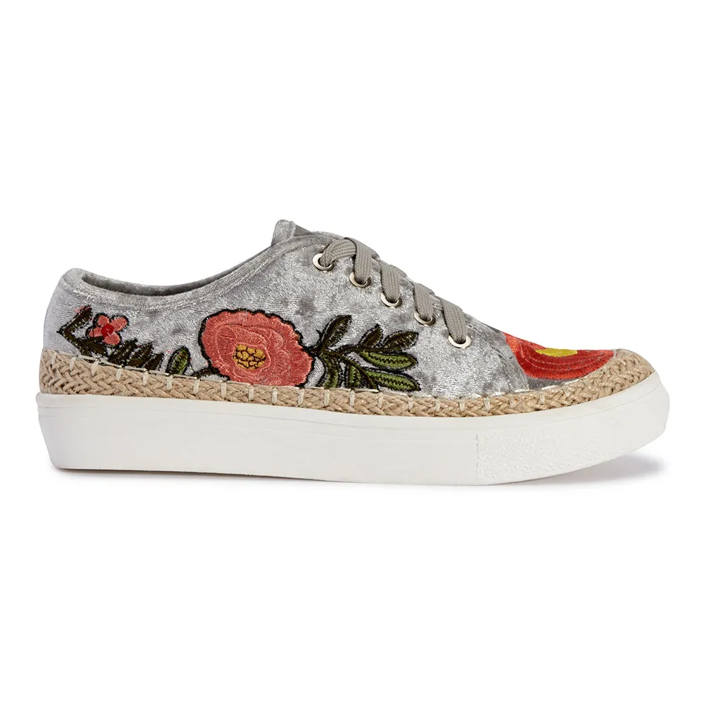 Flower embroided trainer